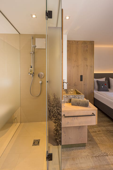 Business Double Room, Mountain View | Bathroom | Free toiletries, hair dryer, towels