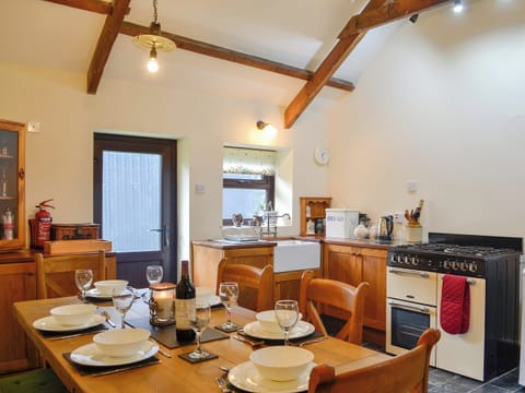 Spacious farmhouse style kitchen/diner | Ty Hir, Pontyates, near Kidwelly