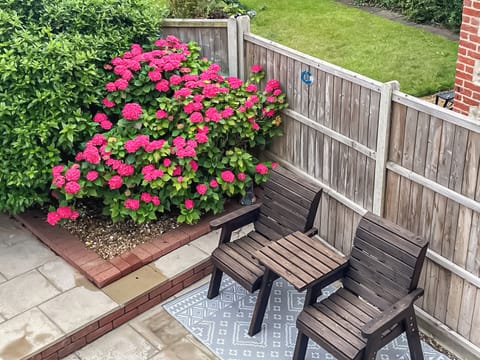 Sitting-out-area | Seal Pup, Sheringham