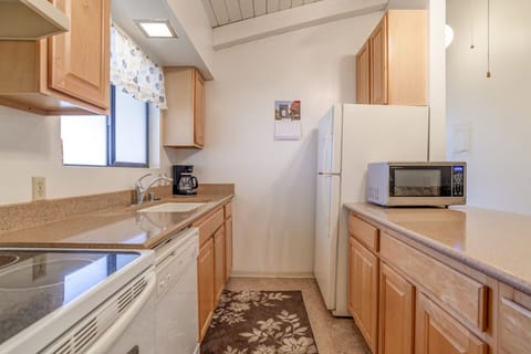 Well stocked kitchen, convenient for cooking meals in house