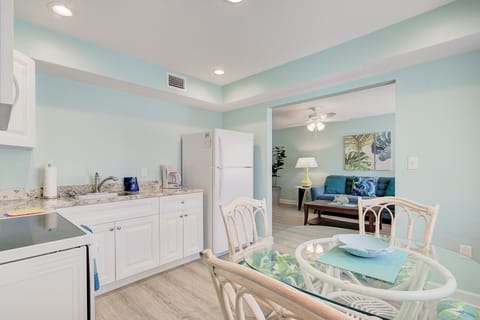 Equipped Kitchen with Seating for 4