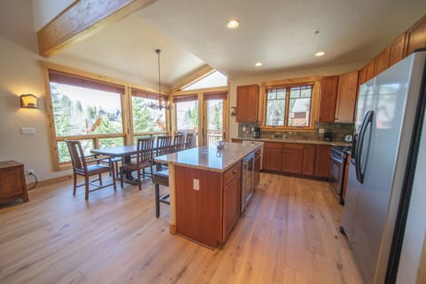 Main Floor of Settlers Creek 6511 #summer