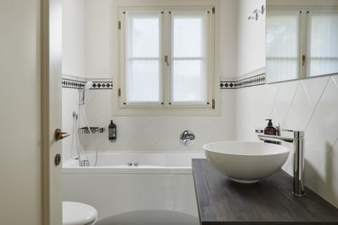 Family Loft | Bathroom | Free toiletries, hair dryer, bidet, towels