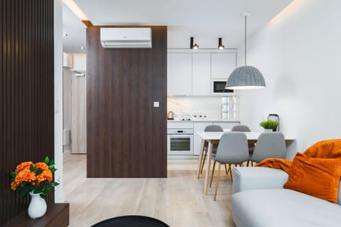 Comfort Suite | Living area | Flat-screen TV
