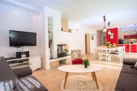 Fully equipped kitchen, spacious dining and living area with fireplace