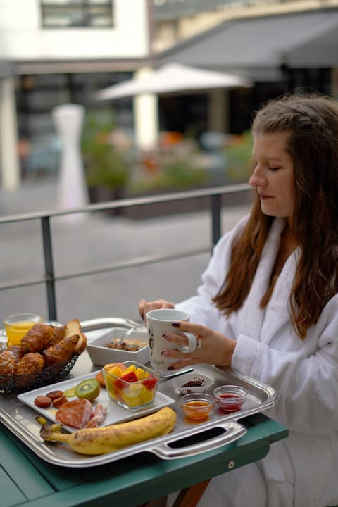 Executive Room, 1 King Bed, Non Smoking, Terrace | In-room safe, desk, soundproofing, free cribs/infant beds