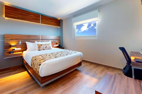 Standard Room, 1 Queen Bed, Non Smoking | In-room safe, individually decorated, individually furnished, desk