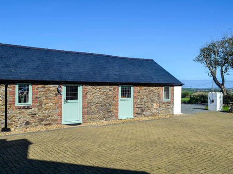 Pretty, single-storey cottage | Penrhos Bach, Carmel, near Llangefni
