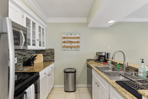 Coffee maker brews single cups or full pots 