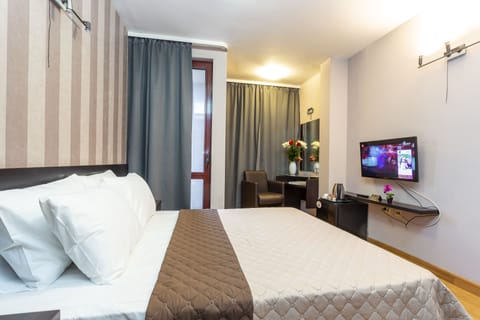 Deluxe Double Room | Minibar, in-room safe, desk, soundproofing