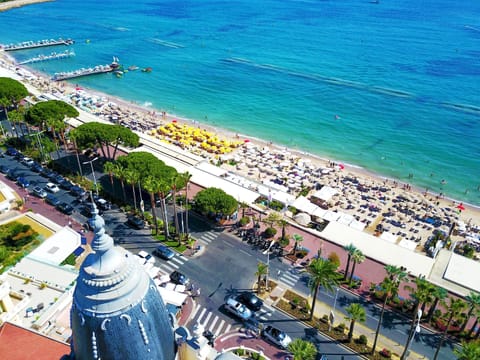 Carlton Beach - Unwind at the doorstep of elegance, with the renowned Carlton Beach just steps away from your condo.
