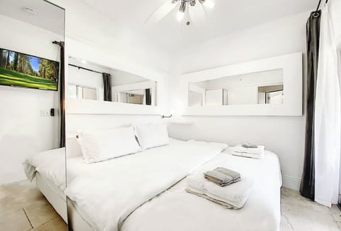 Bedroom with 1 King or 2 Twin Beds
