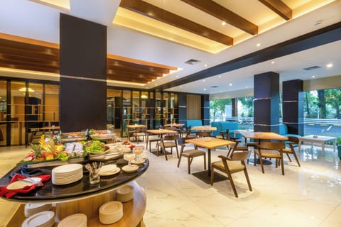 Free daily buffet breakfast