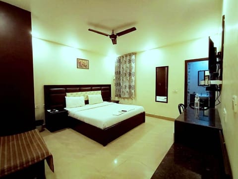 Fortune Deluxe Room | Living room | 32-inch LED TV with digital channels, TV