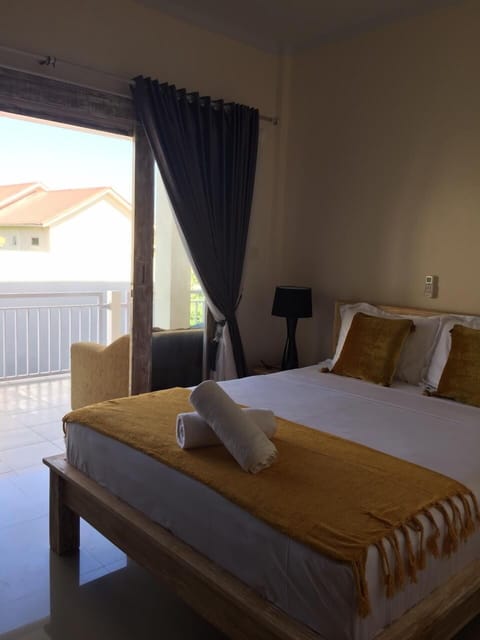 Queen Room | Soundproofing, free WiFi