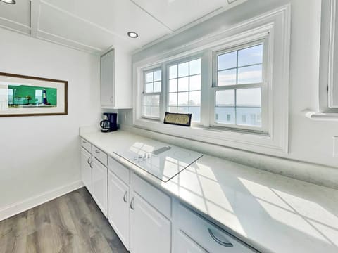 Full Kitchen w. Updated Appliances + Ample Counter Space