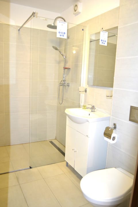 Combined shower/tub, rainfall showerhead, towels