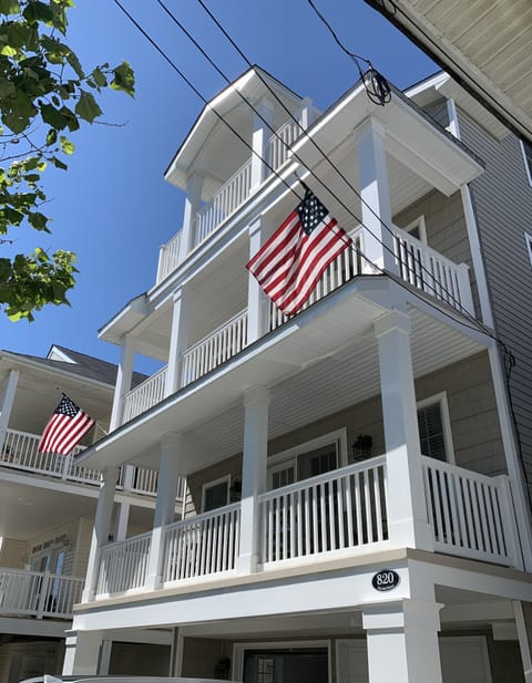 Gorgeous 3BR, 2 Bath, 1st floor.  Short walk to beach, boards, and restaurants. 