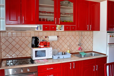 Full-size fridge, microwave, stovetop, cookware/dishes/utensils