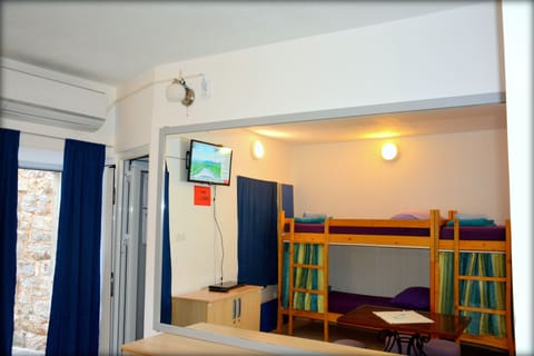 6 Bed Mixed Dormitory Room | Soundproofing, free WiFi, bed sheets