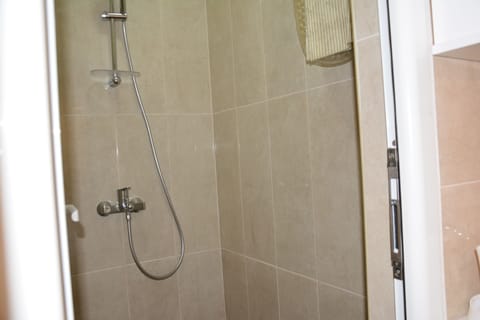 6 Bed Mixed Dormitory Room | Bathroom shower