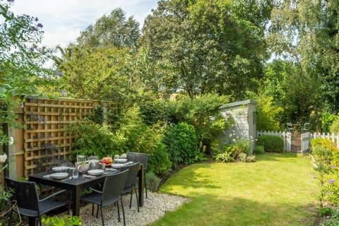 Willow Cottage, North Creake: Mature garden with outdoor dining furniture
