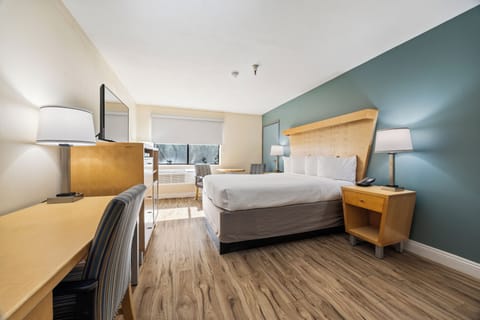 Standard Room, 1 Queen Bed | Desk, iron/ironing board, free WiFi, bed sheets