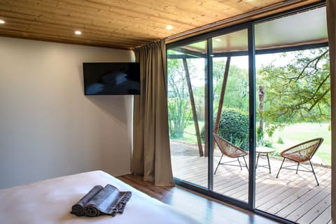 Room | Minibar, in-room safe, individually decorated, individually furnished