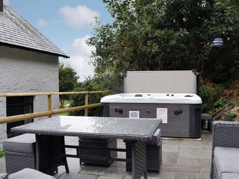 Hot Tub | Llys Cyngar, Morfa Bychan, near Porthmadog