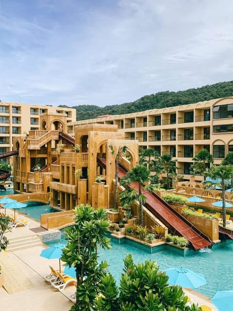 2 outdoor pools, sun loungers