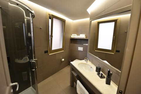 Superior Room | Bathroom | Shower, free toiletries, hair dryer, slippers