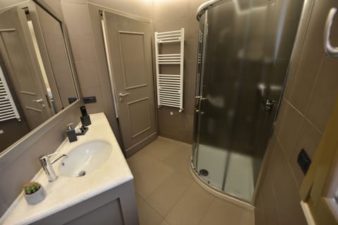 Superior Room | Bathroom | Shower, free toiletries, hair dryer, slippers
