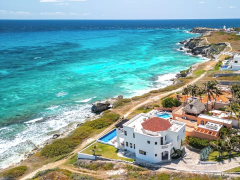 Unobstructed views of the Carribean Ocean and Punta Sur!