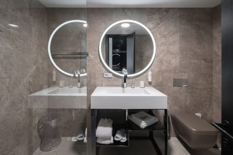 Premium bedding, in-room safe, individually furnished, desk