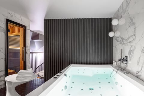 Royal Suite | Private spa tub