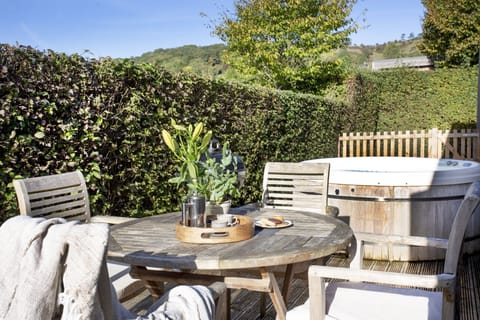 Outside Dining- Whileaway Lodge
