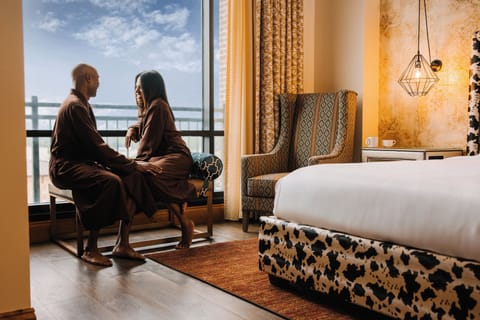 Suite, 1 King Bed with Sofa bed | Hypo-allergenic bedding, in-room safe, desk, iron/ironing board