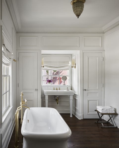 Deep soaking bathtub