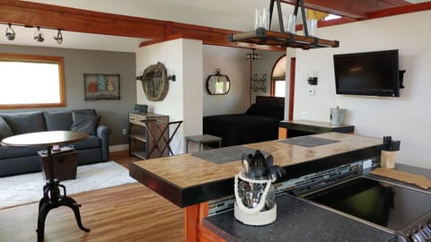 Welcome to Captain Bills Guest Lodge. 