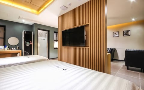VIP Twin Bedroom | Desk, laptop workspace, blackout drapes, soundproofing