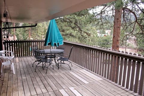 Deck w/Table & Chairs