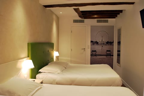 Superior Triple Room | Desk, soundproofing, WiFi (free), bed sheets