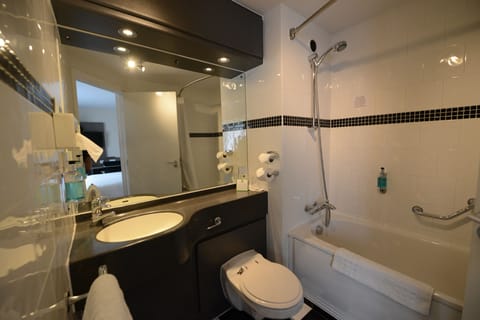 Standard Room, 1 King Bed (Parade Ring View) | Bathroom | Combined shower/tub, free toiletries, hair dryer, towels