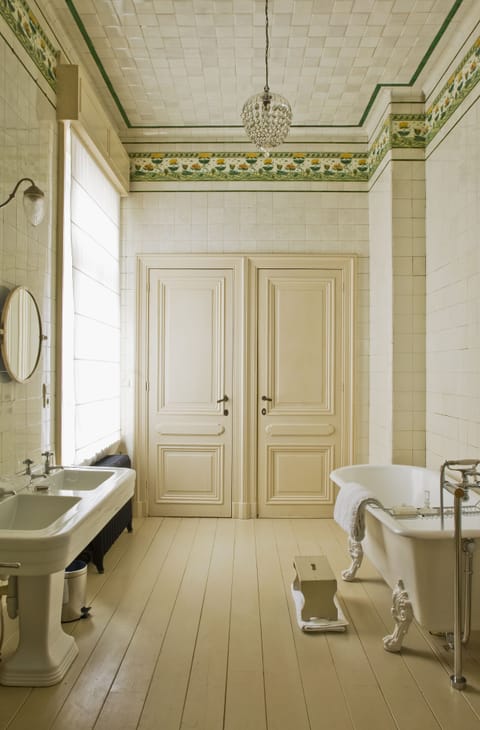 Suite | Bathroom | Hair dryer, towels, soap, shampoo