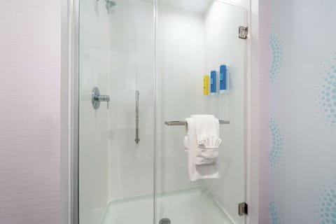 Room, 1 King Bed, Accessible (Hearing) | Bathroom shower