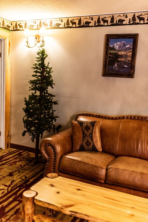 Timberline Suite | Premium bedding, down comforters, pillowtop beds, blackout drapes