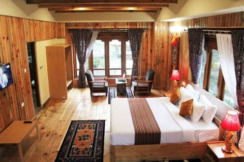 Deluxe Room | 1 bedroom, desk, laptop workspace, blackout drapes