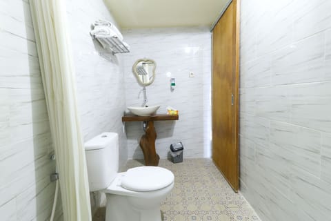 Standard Double Room | Bathroom | Shower, towels, soap, shampoo