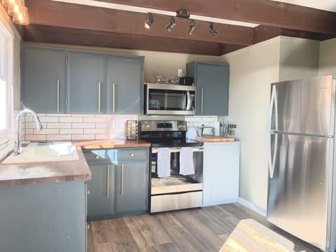 Well appointed kitchen- new pots & pans. Service for 6. Spices & cooking oils.