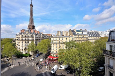 Enjoy a stay at the Bordeaux apartment with an unforgettable Eiffel Tower view!